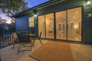 Hus, flere senger, terrasse (407 Lamplight Rd.) | Utendørsservering