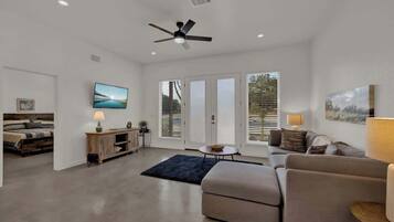 Hus, flere senger, terrasse (407 Lamplight Rd.) | Oppholdsområde