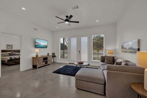 Hus, flere senger, terrasse (407 Lamplight Rd.) | Oppholdsområde