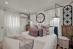 House, 1 King Bed, Hot Tub (807 Poplar Pl - Soho) | 1 bedroom, individually decorated, individually furnished, bed sheets