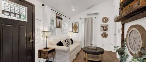 하우스, 킹사이즈침대 1개, 온수 욕조 (807 Poplar Pl - Soho) | 거실 공간