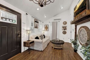 Maison, 1 très grand lit, bain à remous (807 Poplar Pl - Soho) | Coin séjour