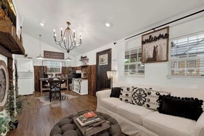 House, 1 King Bed, Hot Tub (807 Poplar Pl - Soho) | Living area