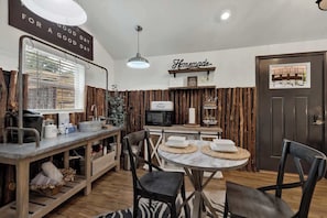 House, 1 King Bed, Hot Tub (807 Poplar Pl - Soho) | Dining