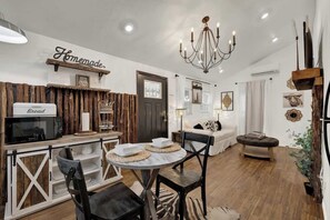 House, 1 King Bed, Hot Tub (807 Poplar Pl - Soho) | Interior