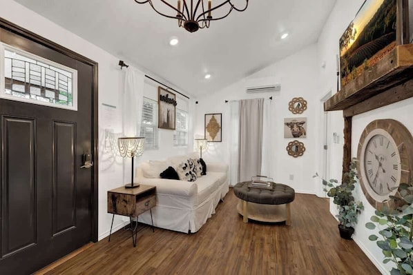 House, 1 King Bed, Hot Tub (807 Poplar Pl - Soho) | Living area