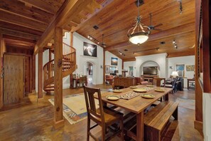 4 bedrooms, individually decorated, individually furnished, bed sheets - The Willows Casa Grande - Four Minutes to Downtown! (Fredericksburg)