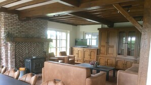Un salon chaleureux avec des canapés en cuir, une cheminée et des meubles en bois.