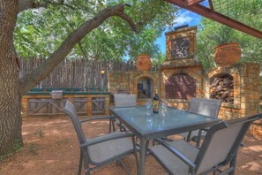 Outdoor dining - The Willows Retreat - Sleeps 17, Hot-tubs, Close to Main Street! (Fredericksburg)