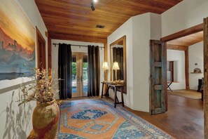 House, Multiple Beds, Hot Tub, City View (409 N Cherry- Will) | Interior