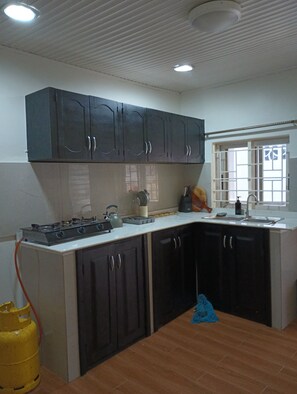 Private kitchen - HIMMA'S 3-bedroom Luxury Family House with strong WIFI. (Adonkia, Freetown)