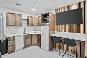 Fridge, microwave, stovetop, dishwasher