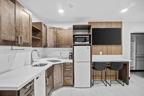 Fridge, microwave, stovetop, dishwasher