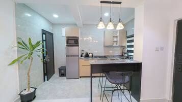 Refrigerador, microondas, parrilla de estufa y tetera eléctrica