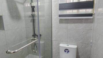 Regadera, secadora de cabello, papel de baño