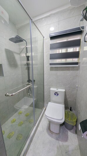 Shower, hair dryer, toilet paper - New 1Bd Apt in Lekki- Hibiscus Villa (Lagos)