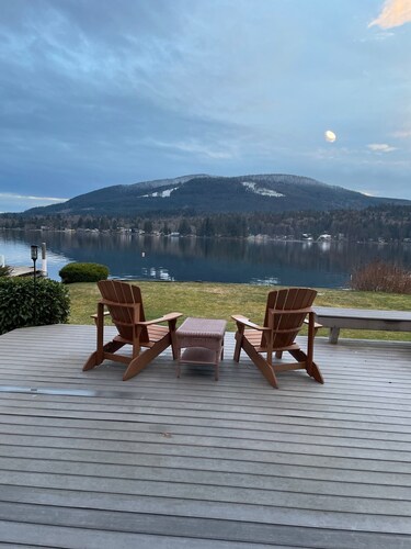 WORLD CUP stay! Beautiful Lakefront located between Vancouver & Seattle