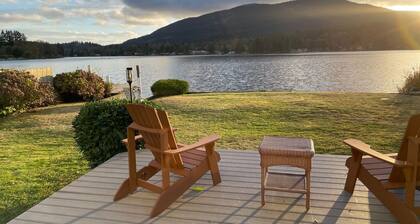 Lakefront cottage with magnificent views in Bellingham!