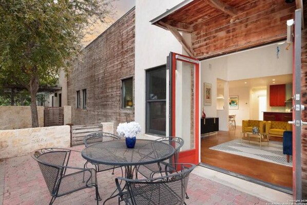 Outdoor dining - Alamo/Riverwalk/Hemisfair Tower! (San Antonio)