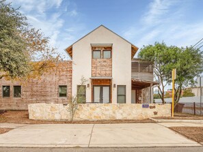 Exterior - Alamo/Riverwalk/Hemisfair Tower! (San Antonio)