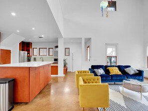 Interior - Alamo/Riverwalk/Hemisfair Tower! (San Antonio)