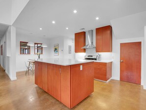 Kjøleskap, mikrobølgeovn, ovn og kokeplater