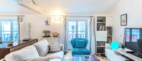TV, DVD player, livros, aparelho de som