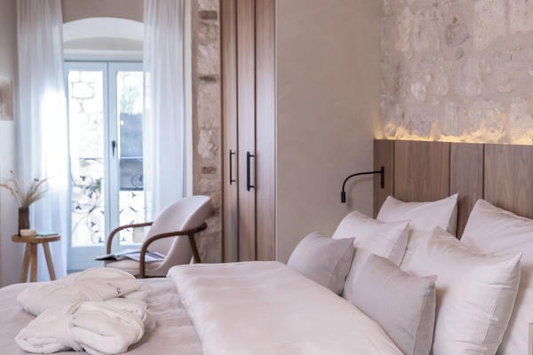 Habitación Deluxe doble | Ropa de cama de alta calidad y edredones de plumas