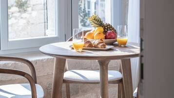 Deluxe Double Room | In-room dining