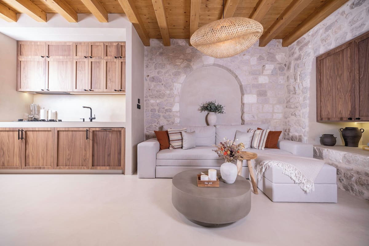 Una cocina moderna con armarios de madera y una pared de piedra.