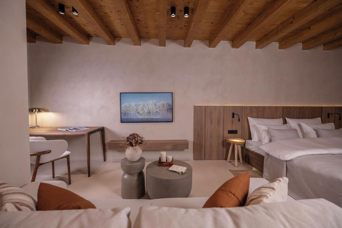 Deluxe Double Room | Living area