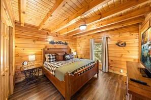 3 bedrooms, iron/ironing board, travel crib, free WiFi