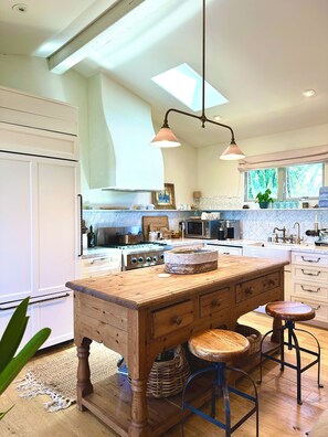 冷蔵庫、電子レンジ、オーブン、コンロ