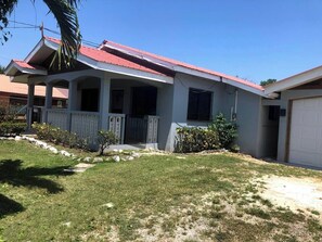 Exterior - Capital Escape - Charming  bungalow with WiFi & AC (Belmopan)