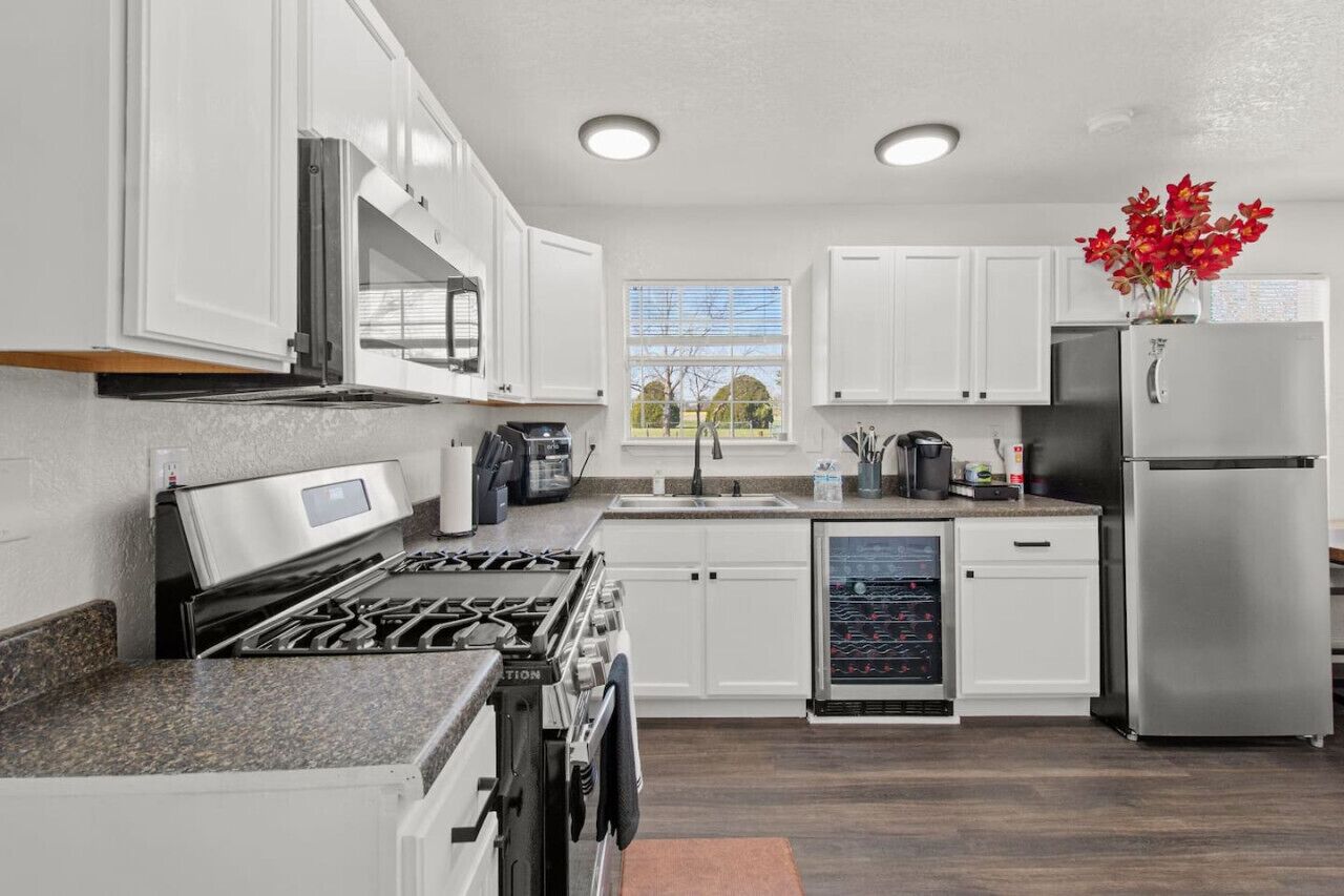 Een koelkast, een microgolfoven, een oven, een kookplaat