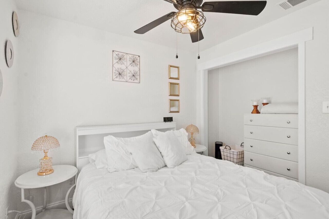 3 chambres, bureau, fer et planche à repasser, lit parapluie