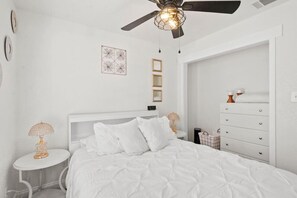 3 Schlafzimmer, Schreibtisch, Bügeleisen/Bügelbrett, Reisekinderbett