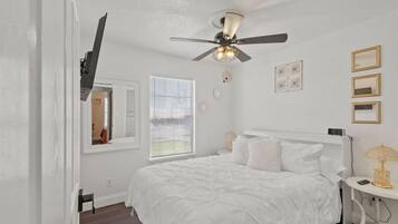 3 Schlafzimmer, Schreibtisch, Bügeleisen/Bügelbrett, Reisekinderbett