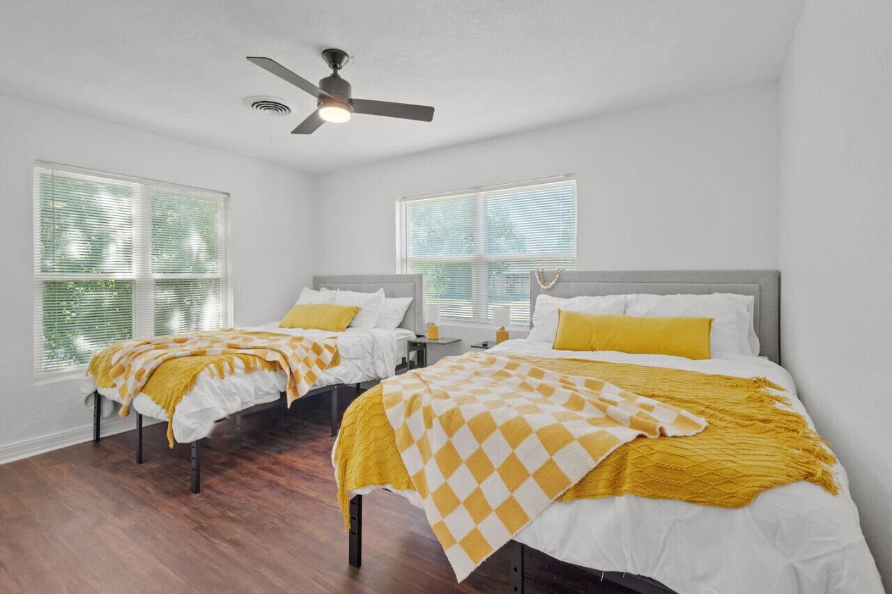 3 habitaciones, escritorio y tabla de planchar con plancha 