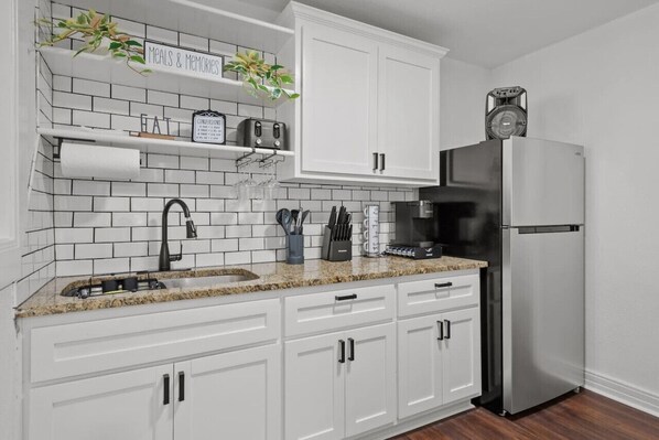 Réfrigérateur, micro-ondes, four, plaque de cuisson