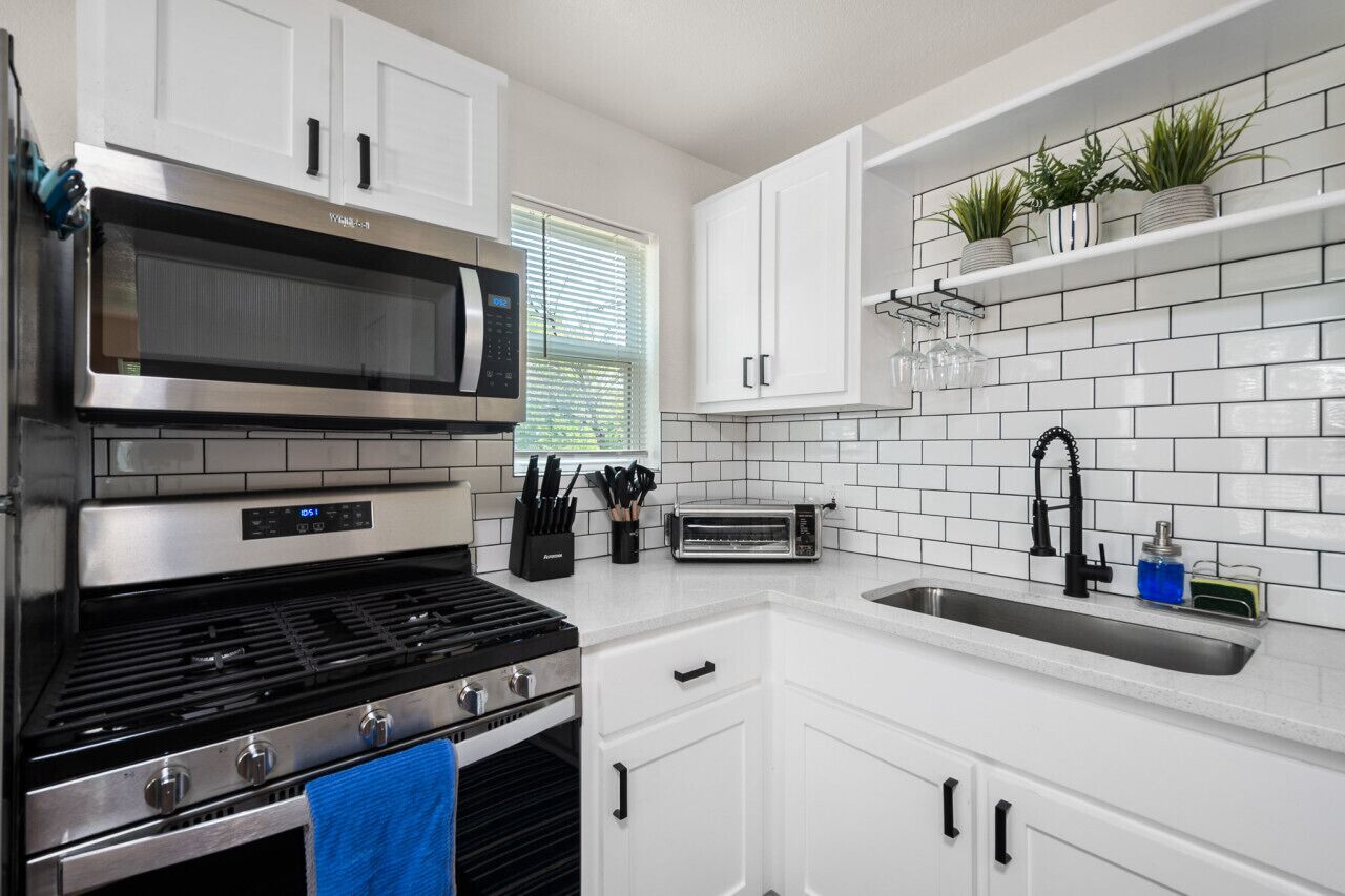 Refrigerador, microondas, parrilla de estufa y cafetera y tetera 