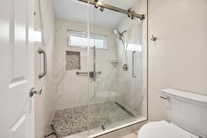 Dusche, Haartrockner, Handtücher, Seife