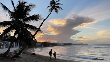 Espreguiçadeiras, toalhas de praia