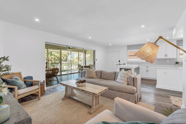 Smart TV, books, stereo, computer monitors - 2-bedroom Naples condo steps from the beach (Naples)