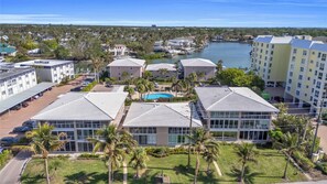 Exterior - 2-bedroom Naples condo steps from the beach (Naples)