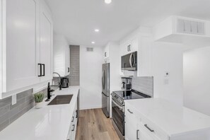 Fridge, microwave, oven, stovetop - 2-bedroom Naples condo steps from the beach (Naples)