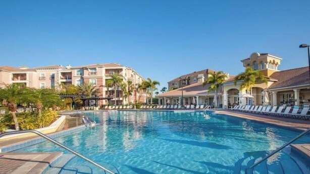 Pool - 4-bedroom apartment in enchanting Orlando with WiFi, AC (Orlando)