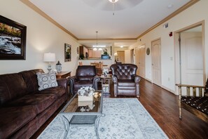 Smart TV, fireplace - Penthouse Condo with Mountain Views (Pigeon Forge)