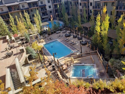 2-bedroom resort in lovely Park City with fitness room, WiFi, AC