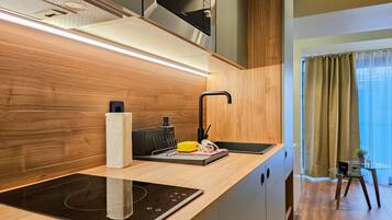 Een koelkast, een magnetron, een kookplaat